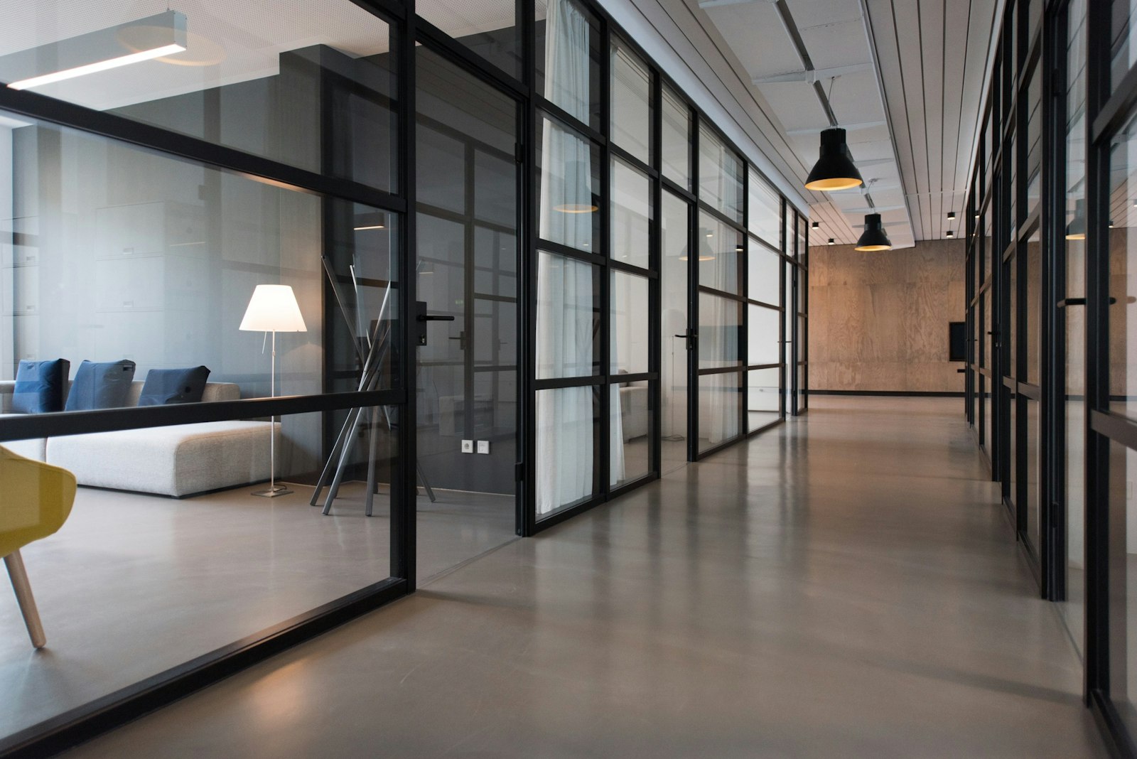 Sala comercial moderna com mesa de reunião